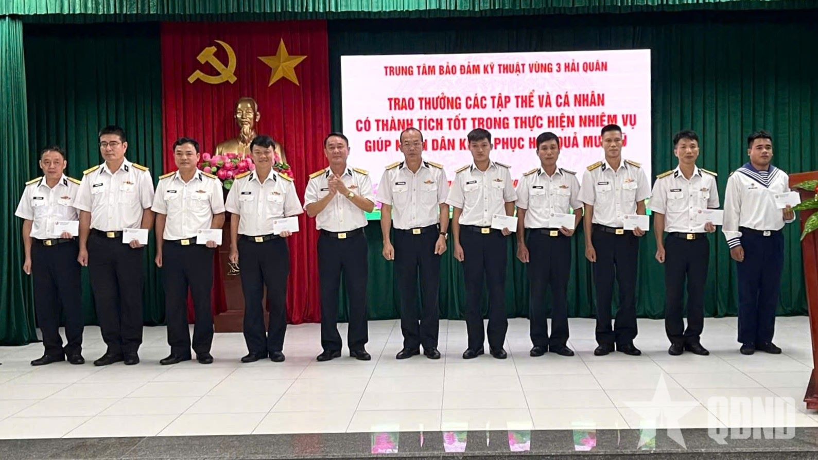 Trung tâm Bảo đảm Kỹ thuật (Vùng 3 Hải quân) khen thưởng các tập thể, cá nhân giúp dân khắc phục hậu quả lũ lụt 